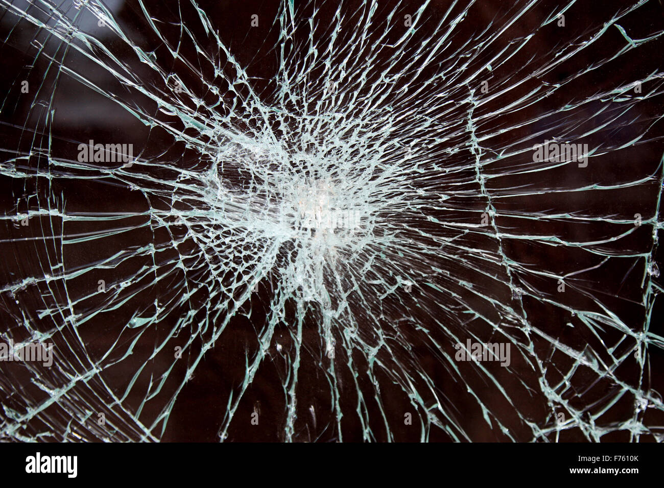 Un morceau de verre brisé sur fond sombre Banque D'Images