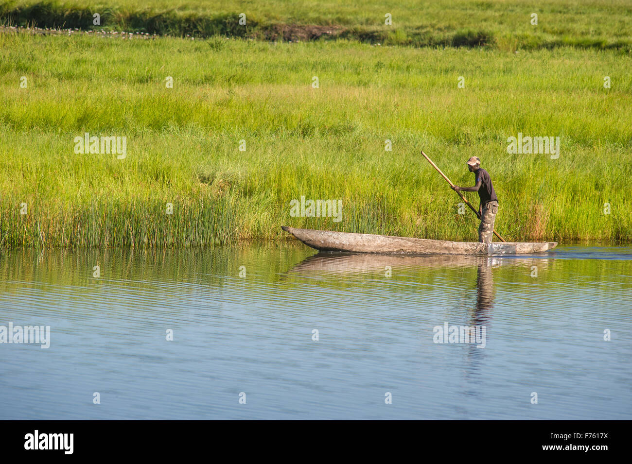 Kasane, Botswana - Chobe National Park Homme en Mokoro Banque D'Images