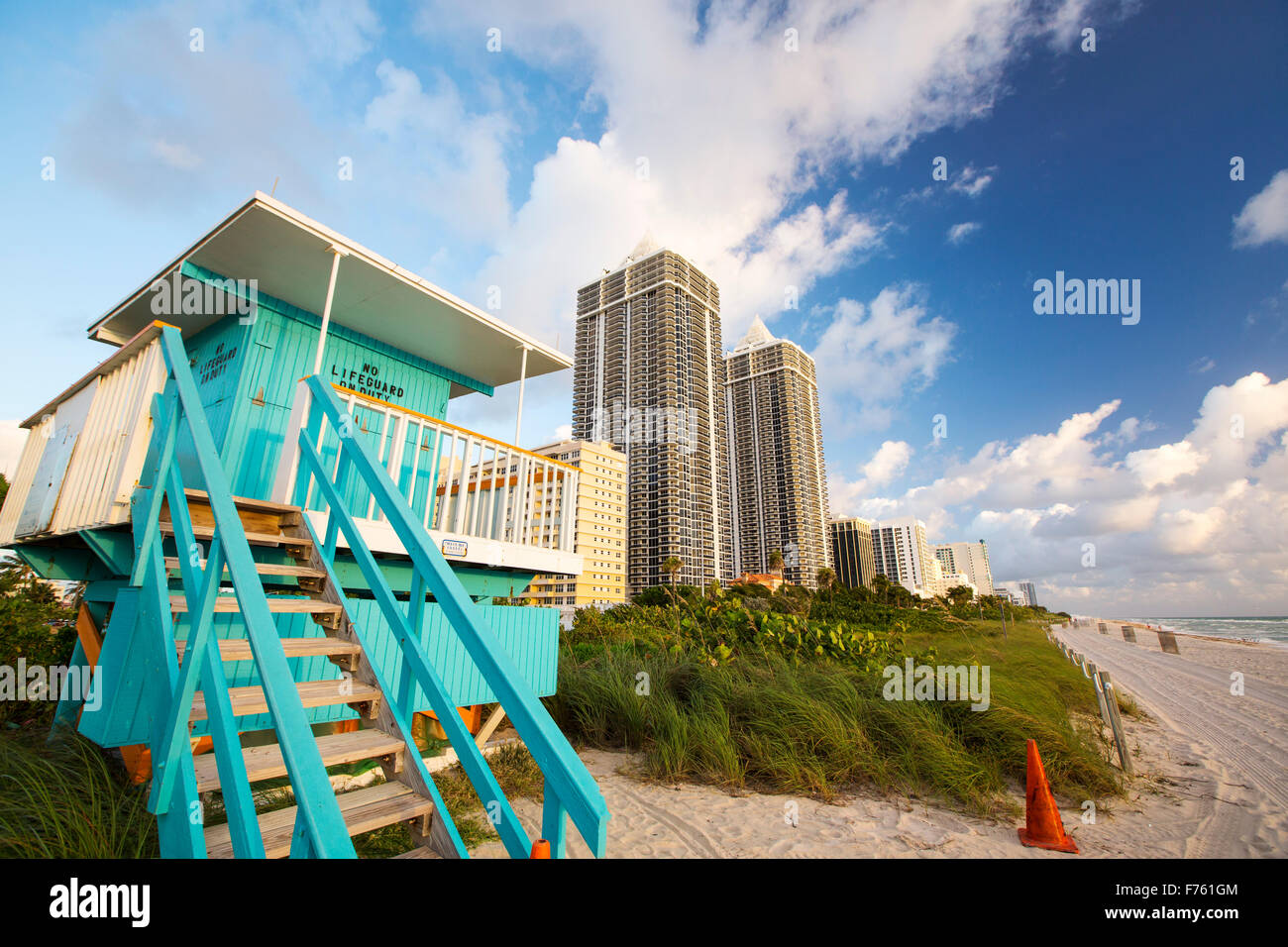 Une cabane de surveillance côtière sur Miami Beach, Floride, USA. Le littoral de la Floride est très développé et de faible altitude rendent très vulnérable à la montée du niveau de la mer. Banque D'Images