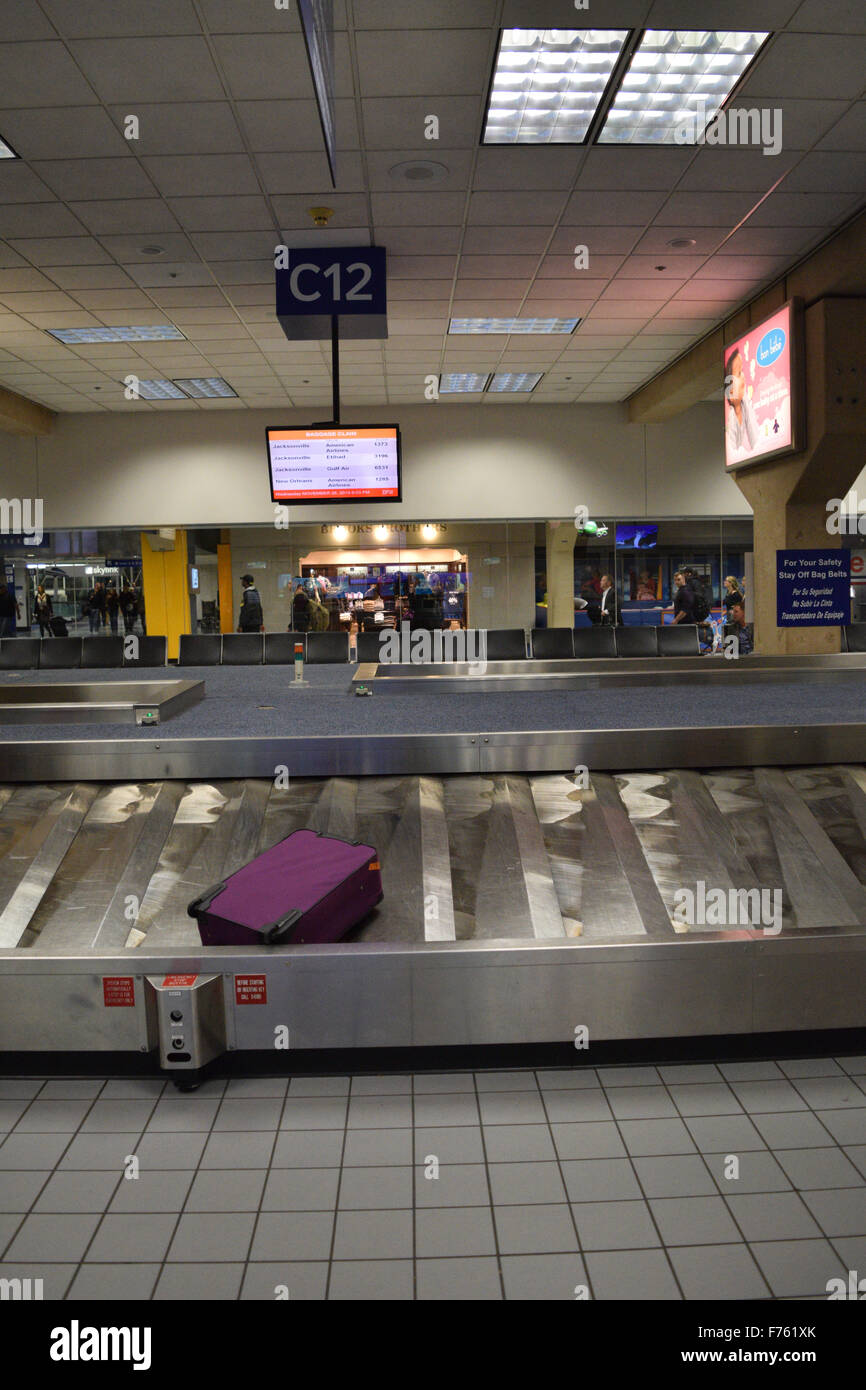 Dallas, Texas, USA. 25Th Nov, 2015. Interruption de l'achalandage à l'aéroport DFW que ce seul sac attend d'être réclamé à un vol avant. Crédit : Brian T./Humek Alamy Live News Banque D'Images