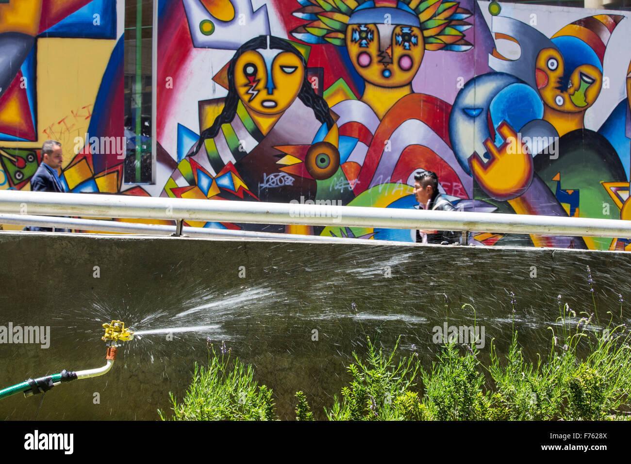 Un système de gicleurs utilisés à l'eau jardin au centre de La Paz, Bolivie. La Paz sera probablement la première capitale au monde qui devront être largement abandonnée en raison du manque d'eau. Il s'appuie fortement sur l'eau de fonte glaciaire de la Communauté andine, pics, mais comme le changement climatique provoque la fonte des glaciers, il est rapidement à court d'eau. Banque D'Images