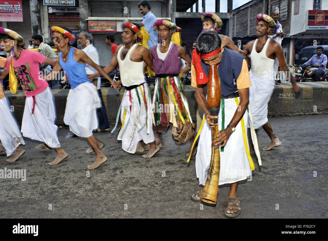 La danse tribale, swaminarayan murti shobha yatra, dhulia, Maharashtra, Inde, Asie Banque D'Images