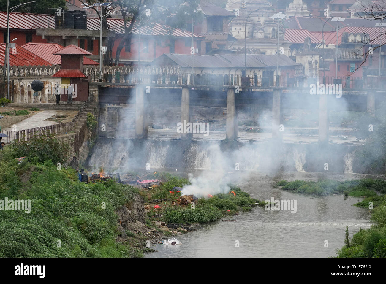 Les ghats de crémation au temple de Pashupatinath, Népal, Asie Banque D'Images