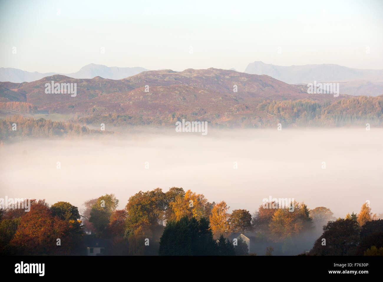 Regarder sur Ambleside avec valley brouillard dans les temps d'automne, Lake District, UK. Banque D'Images