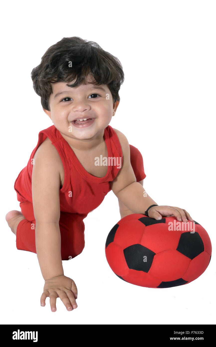 Baby boy playing with ball Banque D'Images