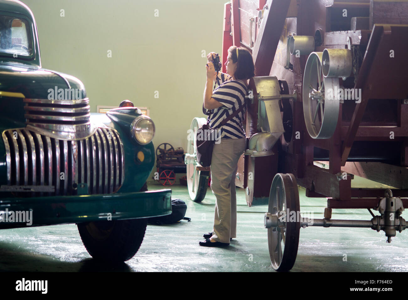 Woman taking photo of antique car museum en en Afrique du Sud Banque D'Images
