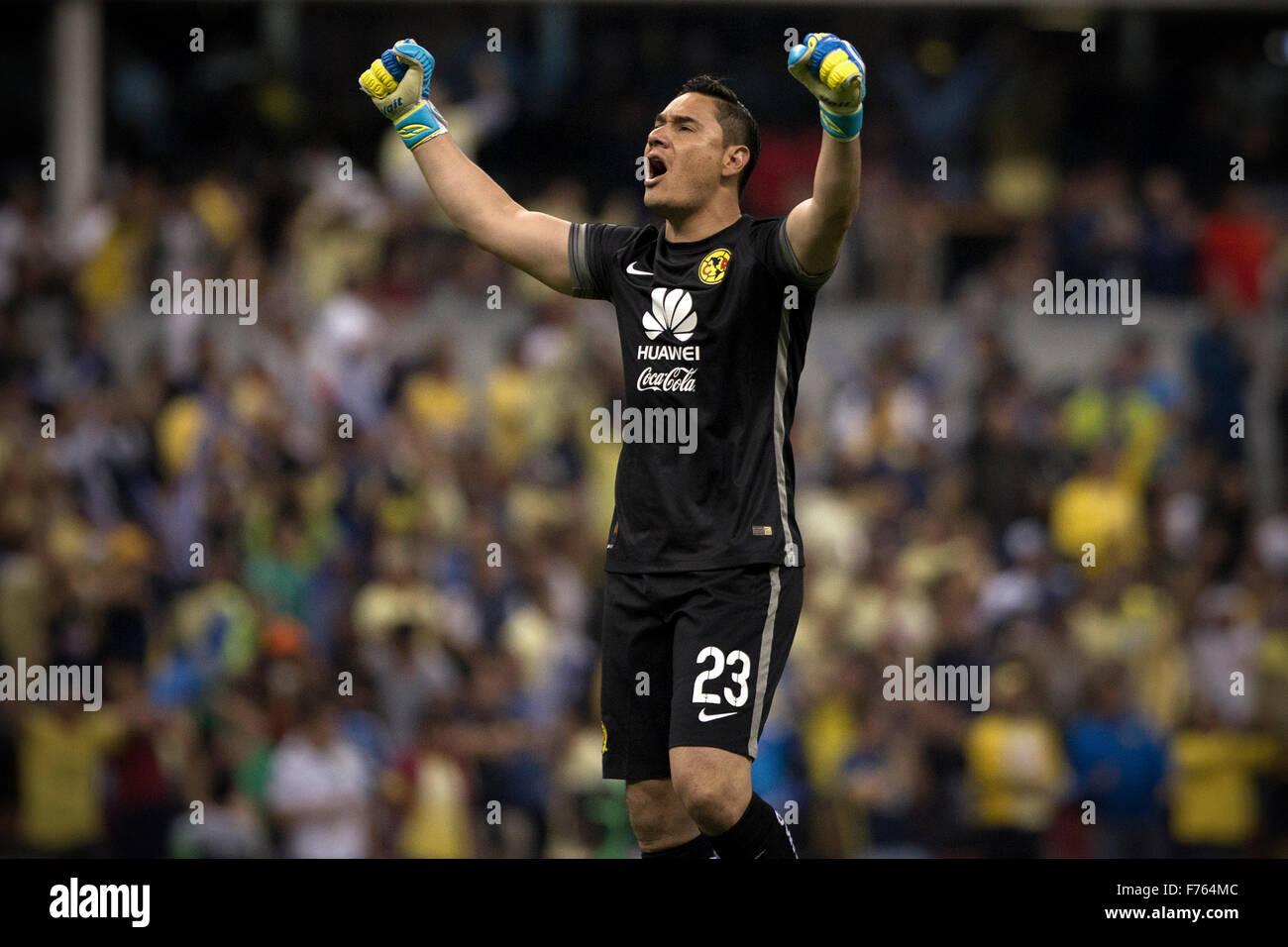 La ville de Mexico, Mexique. 25Th Nov, 2015. America's gardien Moises Munoz célèbre un pointage pendant le premier match de la phase finale du tournoi d'Ouverture 2015 de MX Ligue contre Leon, au stade Azteca, dans la ville de Mexico, capitale du Mexique, le 25 novembre, 2015. Credit : Alejandro Ayala/Xinhua/Alamy Live News Banque D'Images