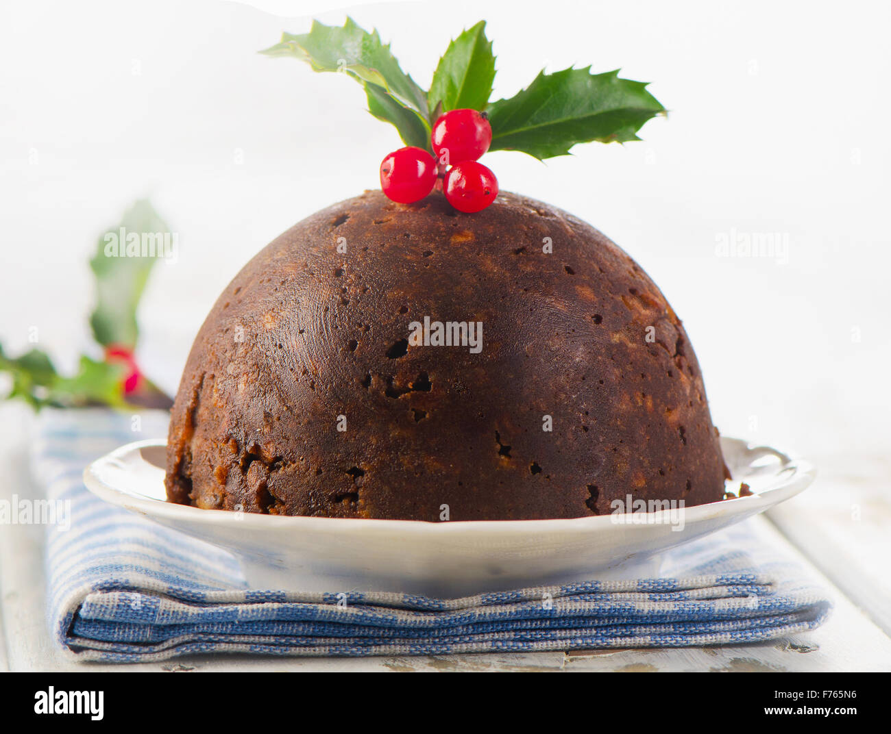 Maison de Noël plum-pudding avec Holly. Selective focus Banque D'Images