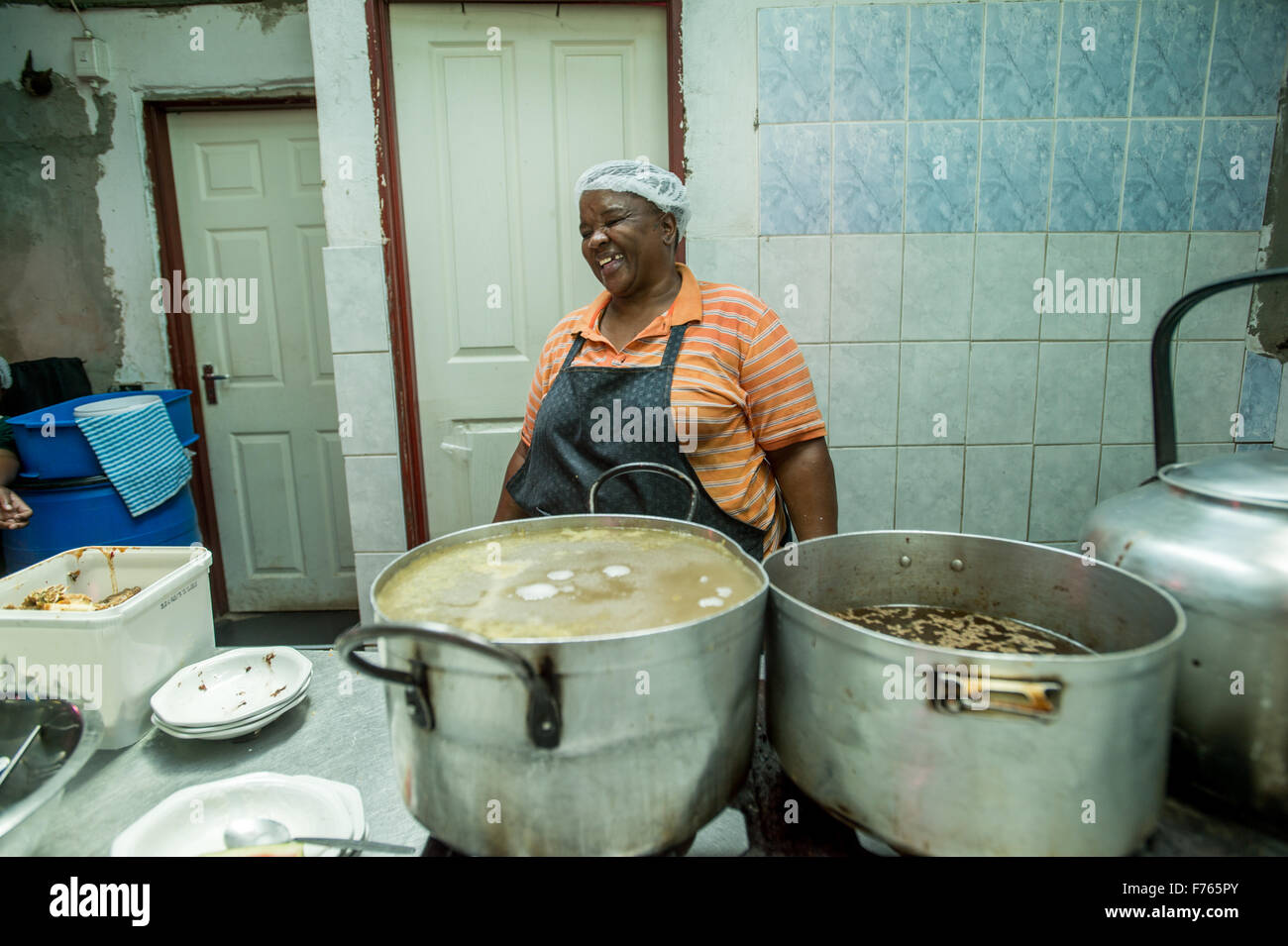 SOWETO, AFRIQUE DU SUD- Femme au Restaurant Chez Alina Banque D'Images