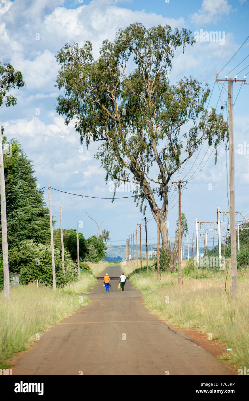 L'AFRIQUE DU SUD- Deux personnes marchant dans road Banque D'Images