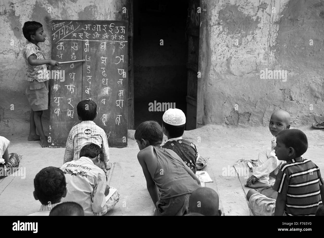Enseignant de l'enfant, Varanasi, Uttar Pradesh, Inde, Asie Banque D'Images