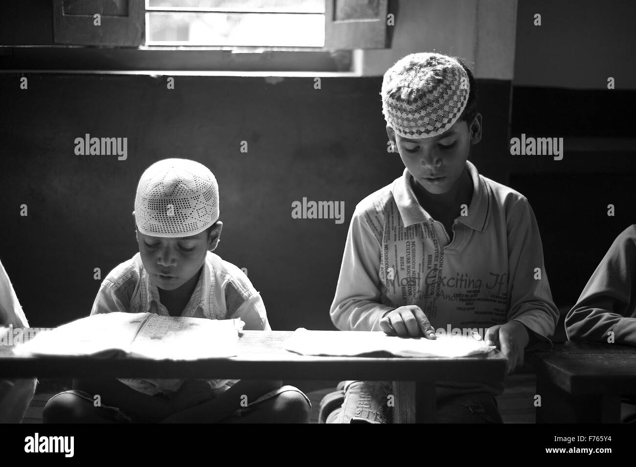 Livre de lecture pour enfants, enfants musulmans, Madarsa, Madrasa, Kashi, Banaras, Benaras, Varanasi, Uttar Pradesh, Inde, Asie Banque D'Images