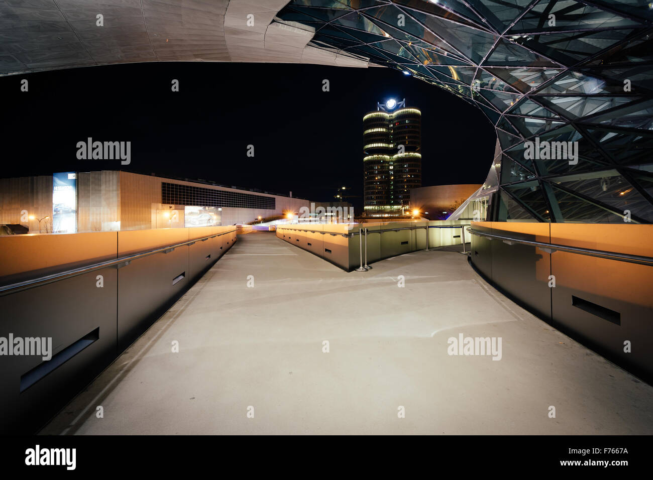 Piétons et l'extérieur de BMW Welt de nuit, à Munich, en Allemagne. Banque D'Images