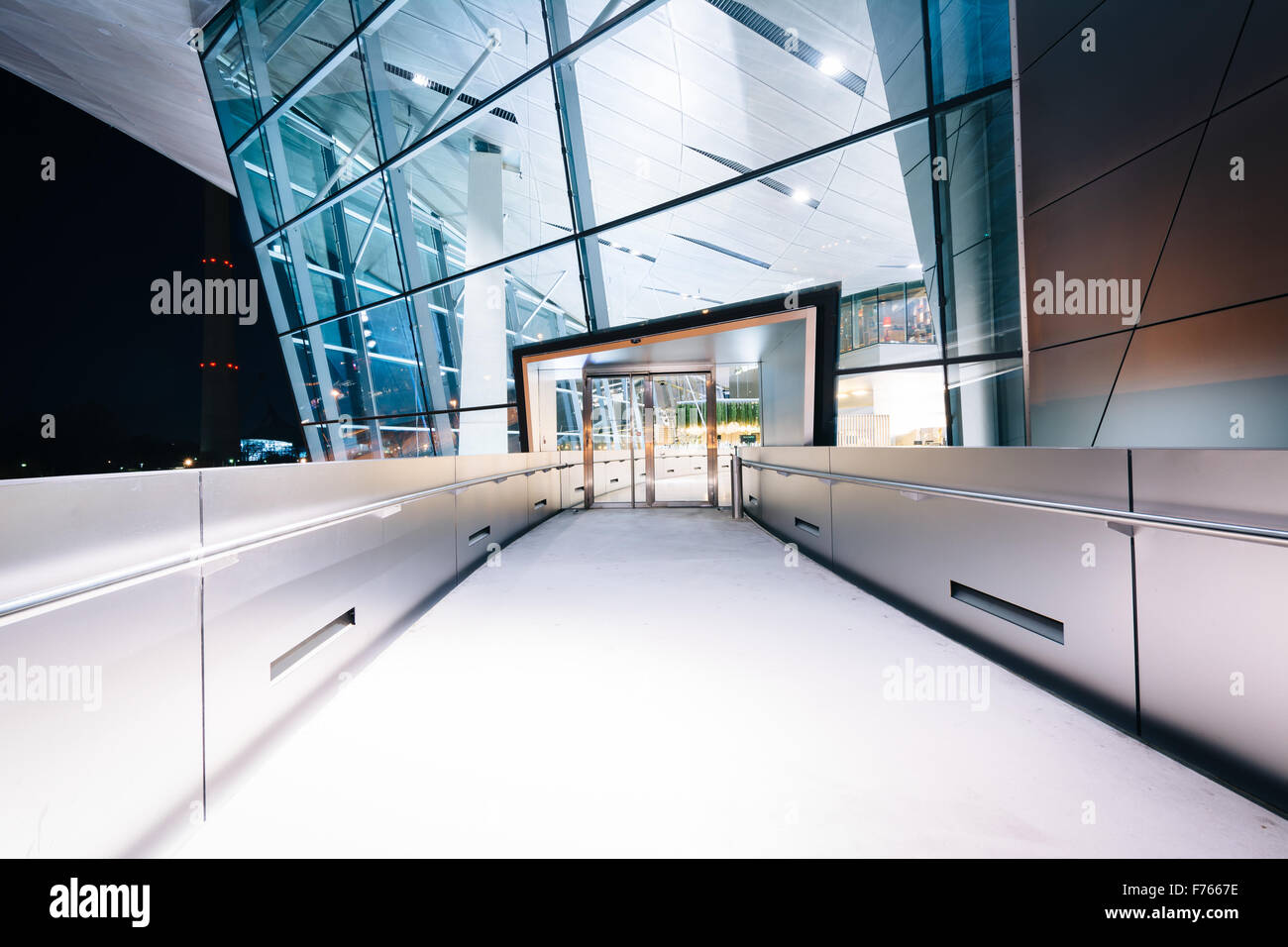 Piétons et l'extérieur de BMW Welt de nuit, à Munich, en Allemagne. Banque D'Images