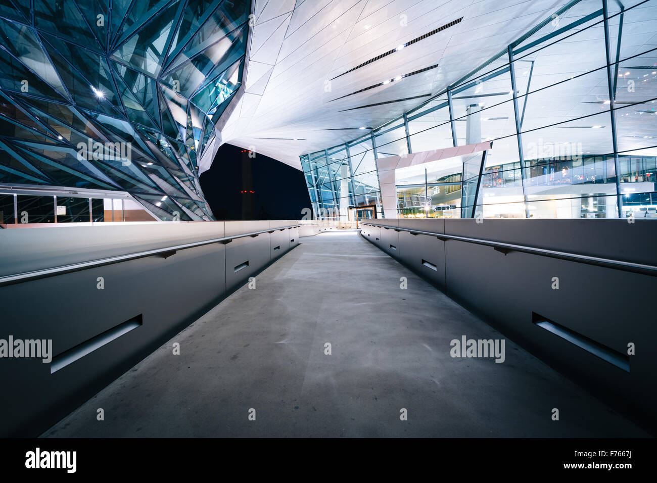 Piétons et l'extérieur de BMW Welt de nuit, à Munich, en Allemagne. Banque D'Images