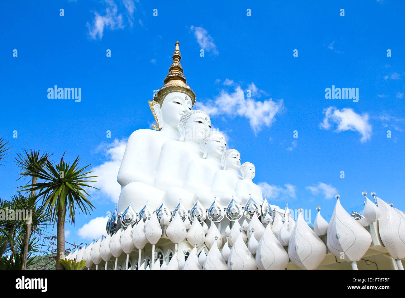 Statue du Bouddha blanc à Phasornkaew, Temple de Phetchabun Khao Kho, Thaïlande. Banque D'Images