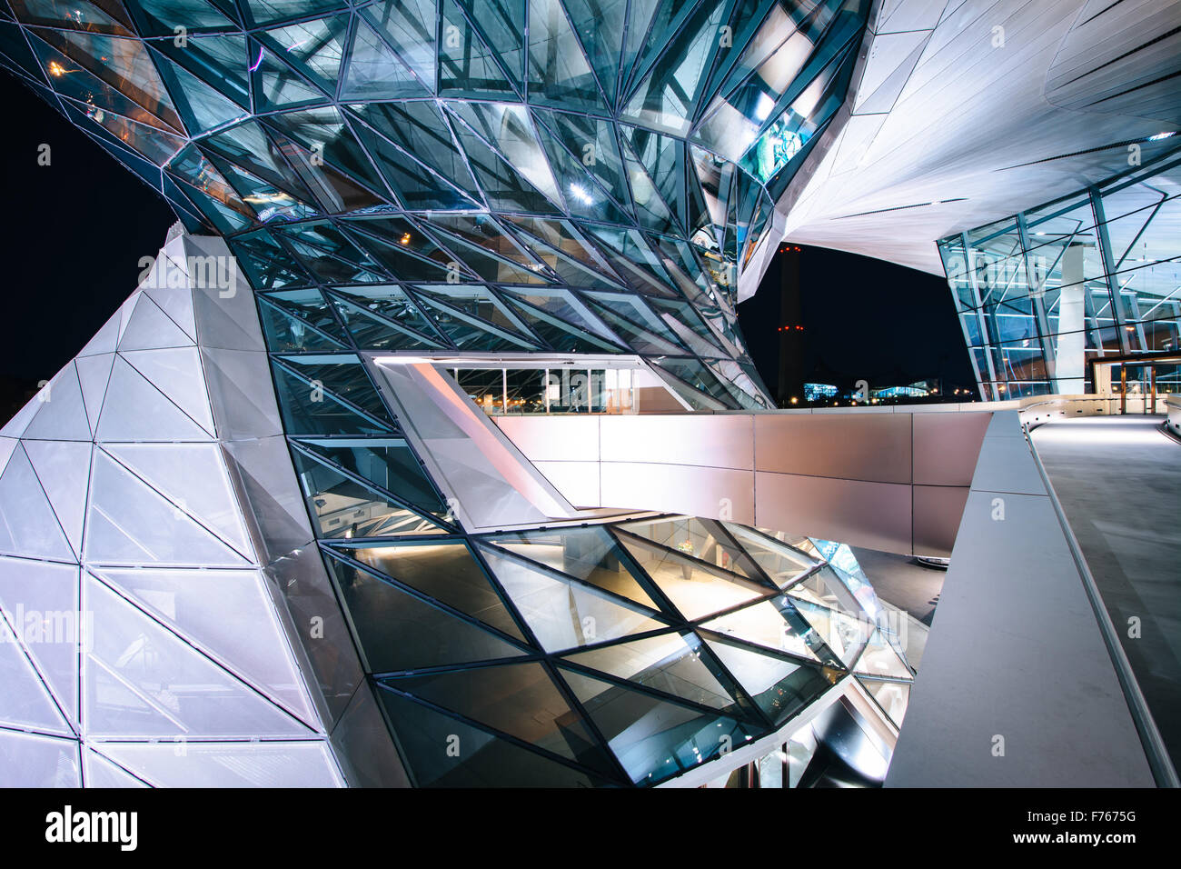 Extérieur de BMW Welt de nuit, à Munich, en Allemagne. Banque D'Images