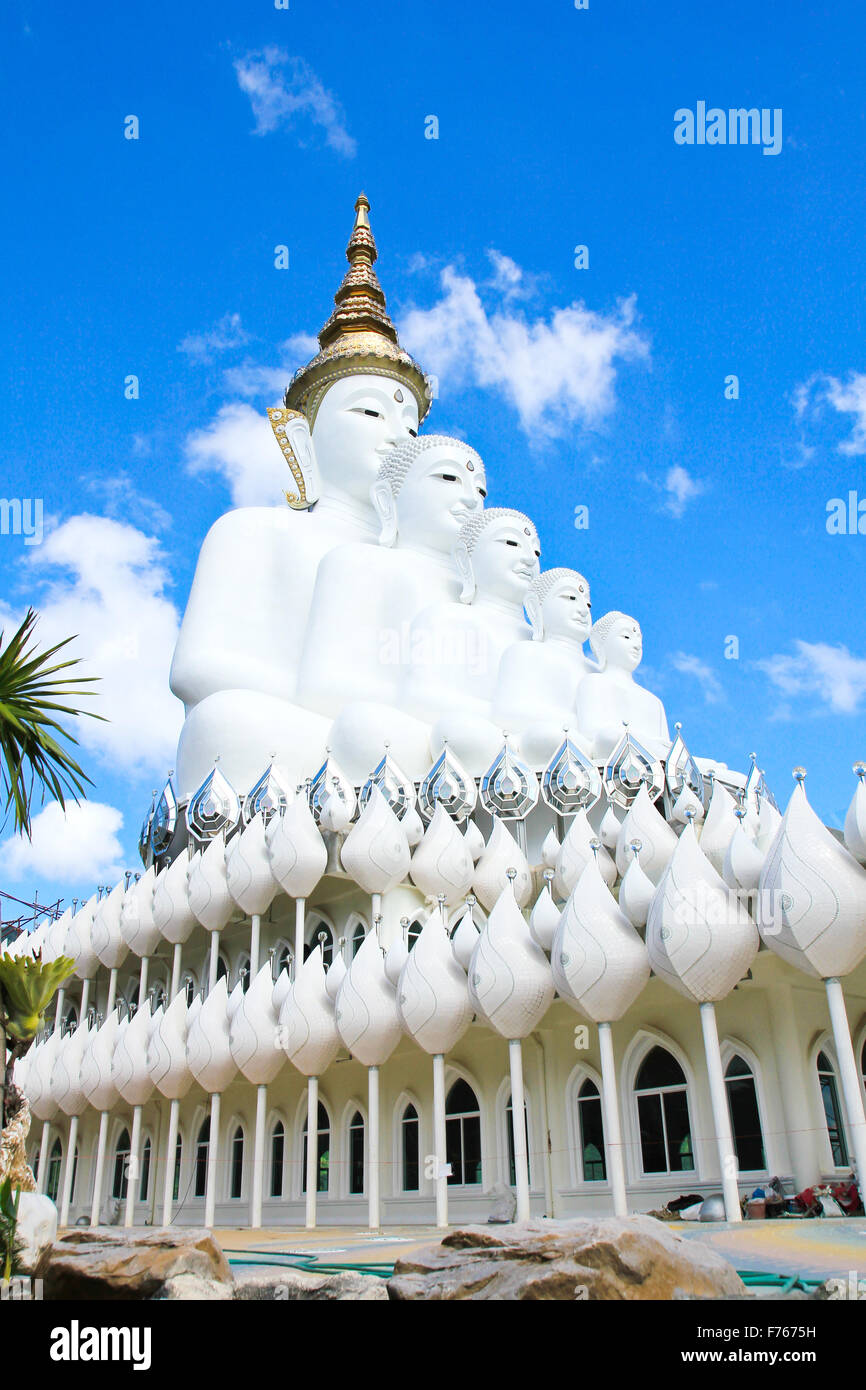Statue du Bouddha blanc à Phasornkaew, Temple de Phetchabun Khao Kho, Thaïlande. Banque D'Images