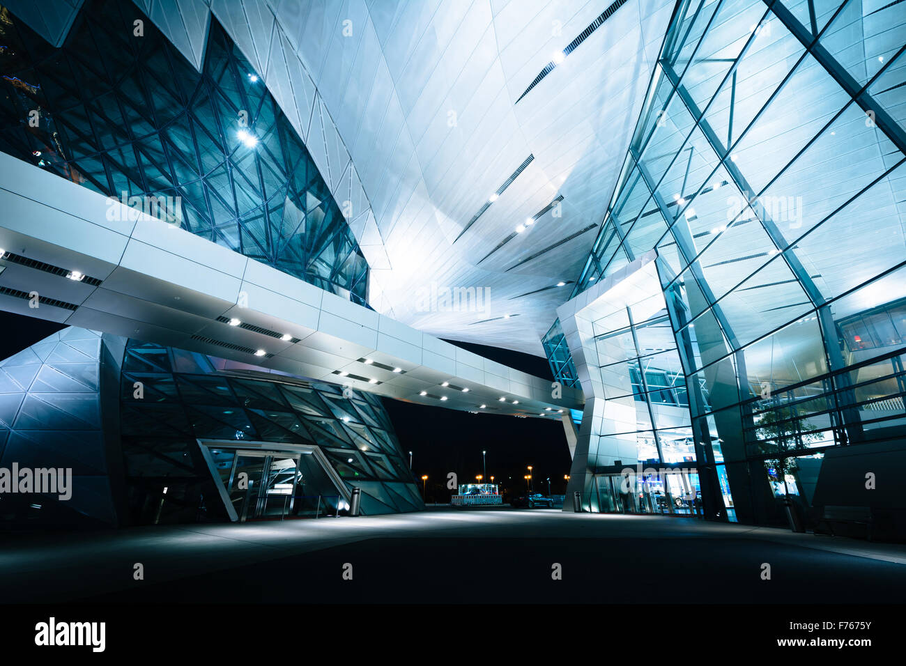 Extérieur de BMW Welt de nuit, à Munich, en Allemagne. Banque D'Images