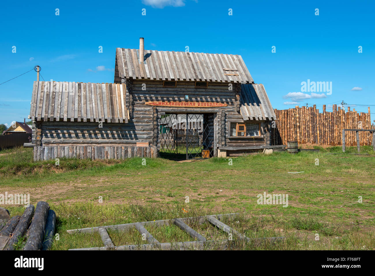 Maison en bois - porte pour entrer dans la forteresse en bois Banque D'Images