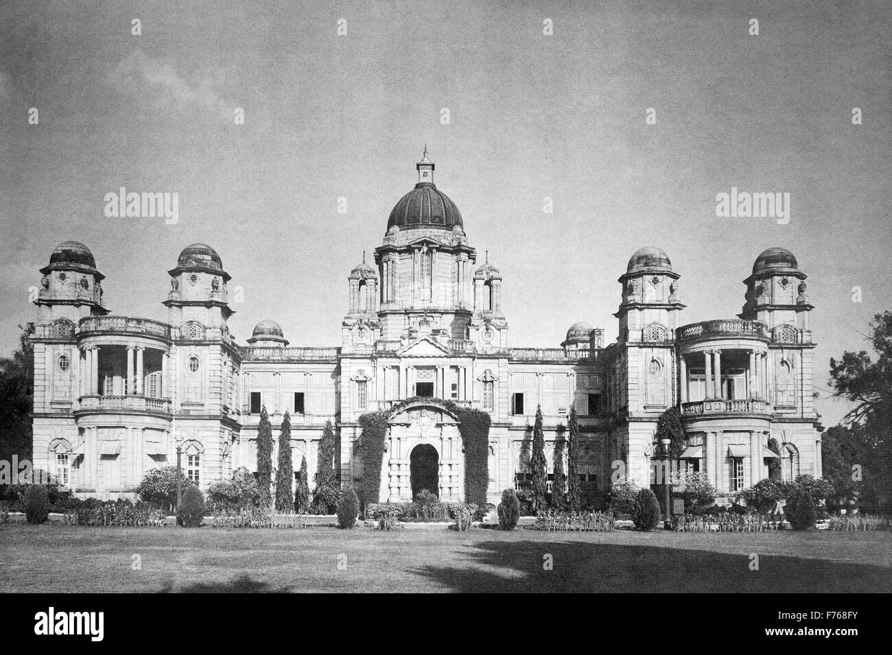 Ancienne photo des années 1900 du collège du personnel ferroviaire, Baroda, Vadodara, Gujarat, Inde, Asie Banque D'Images
