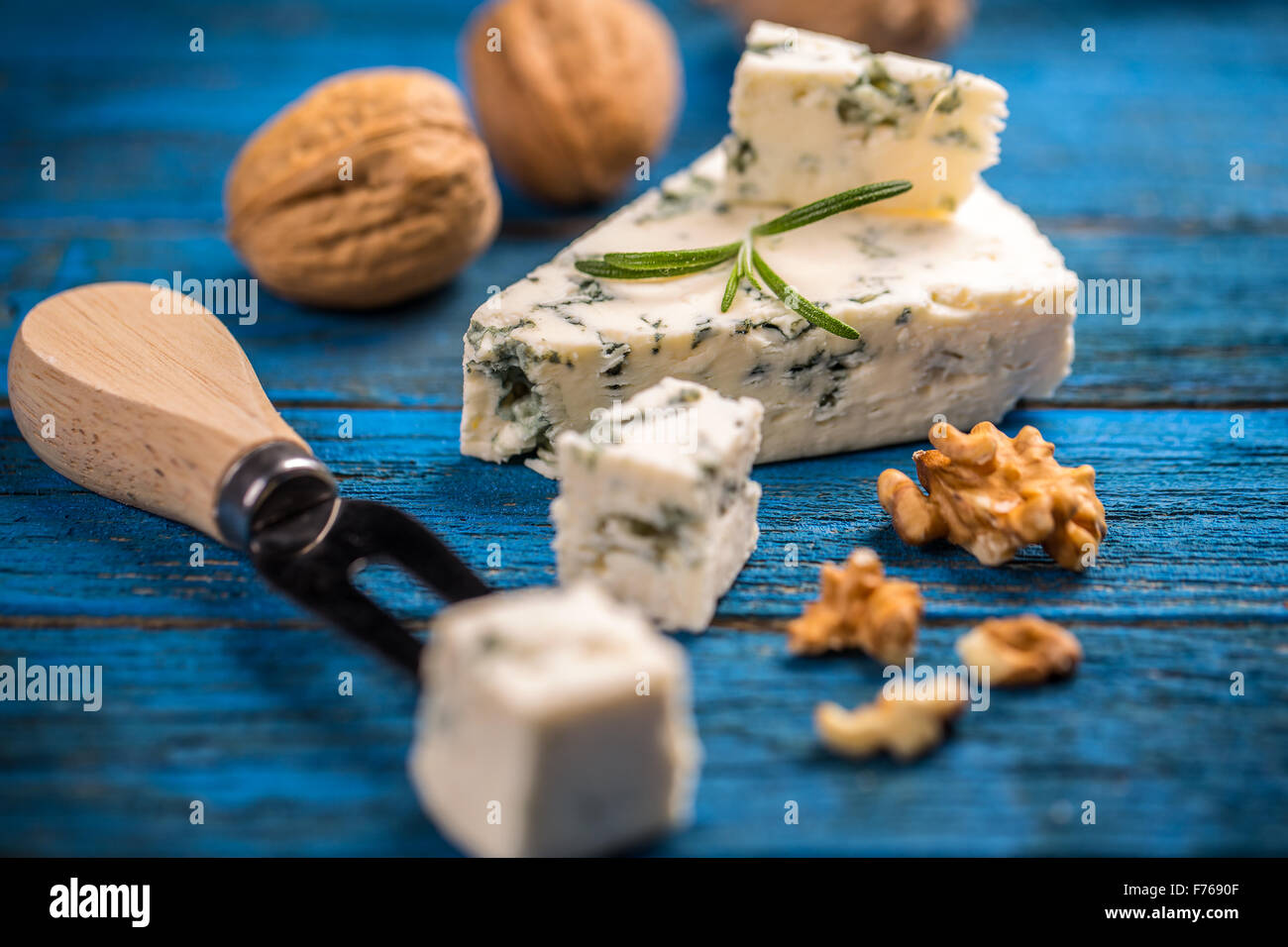Fromage bleu avec l'écrou sur le tableau en bois bleu Banque D'Images