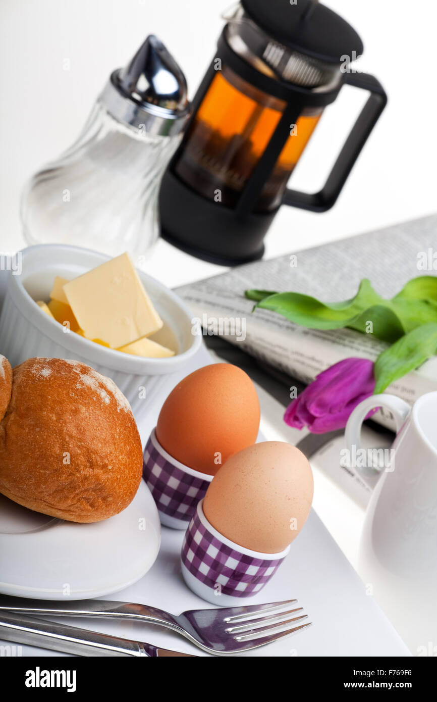 Les œufs, beurre, pain et café sur fond blanc Banque D'Images