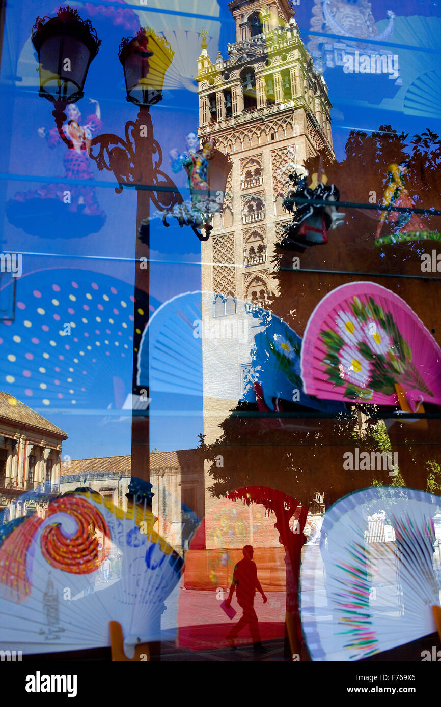 Giralda reflète dans une vitrine,Plaza Virgen de los Reyes,Sevilla Andalousie,Espagne, Banque D'Images