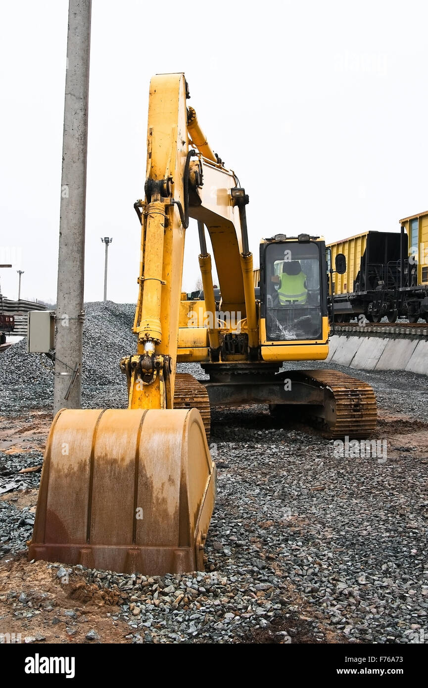 Pelle est l'absence de mouvement, louche ekskavatra repose sur le sol Banque D'Images