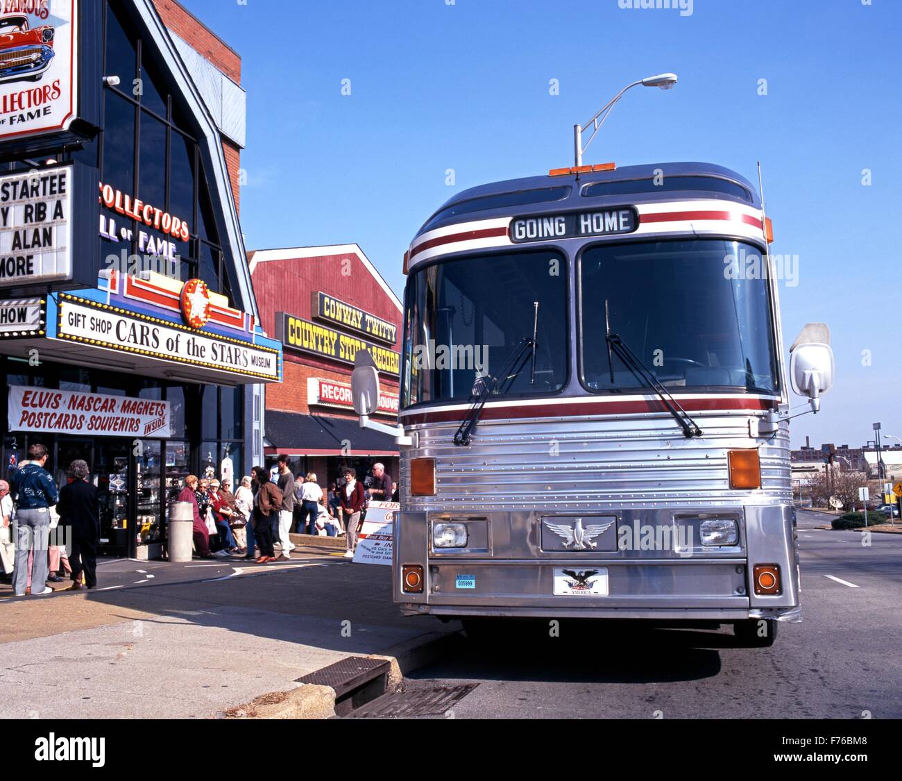 Tour bus stationné à l'extérieur des magasins et des entreprises le long de Music Row, Nashville, Tennessee, États-Unis d'Amérique. Banque D'Images