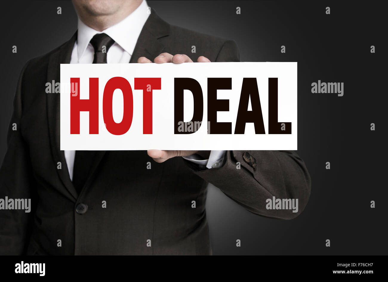 Hot Deal signe est tenu par l'homme d'affaires concept. Banque D'Images