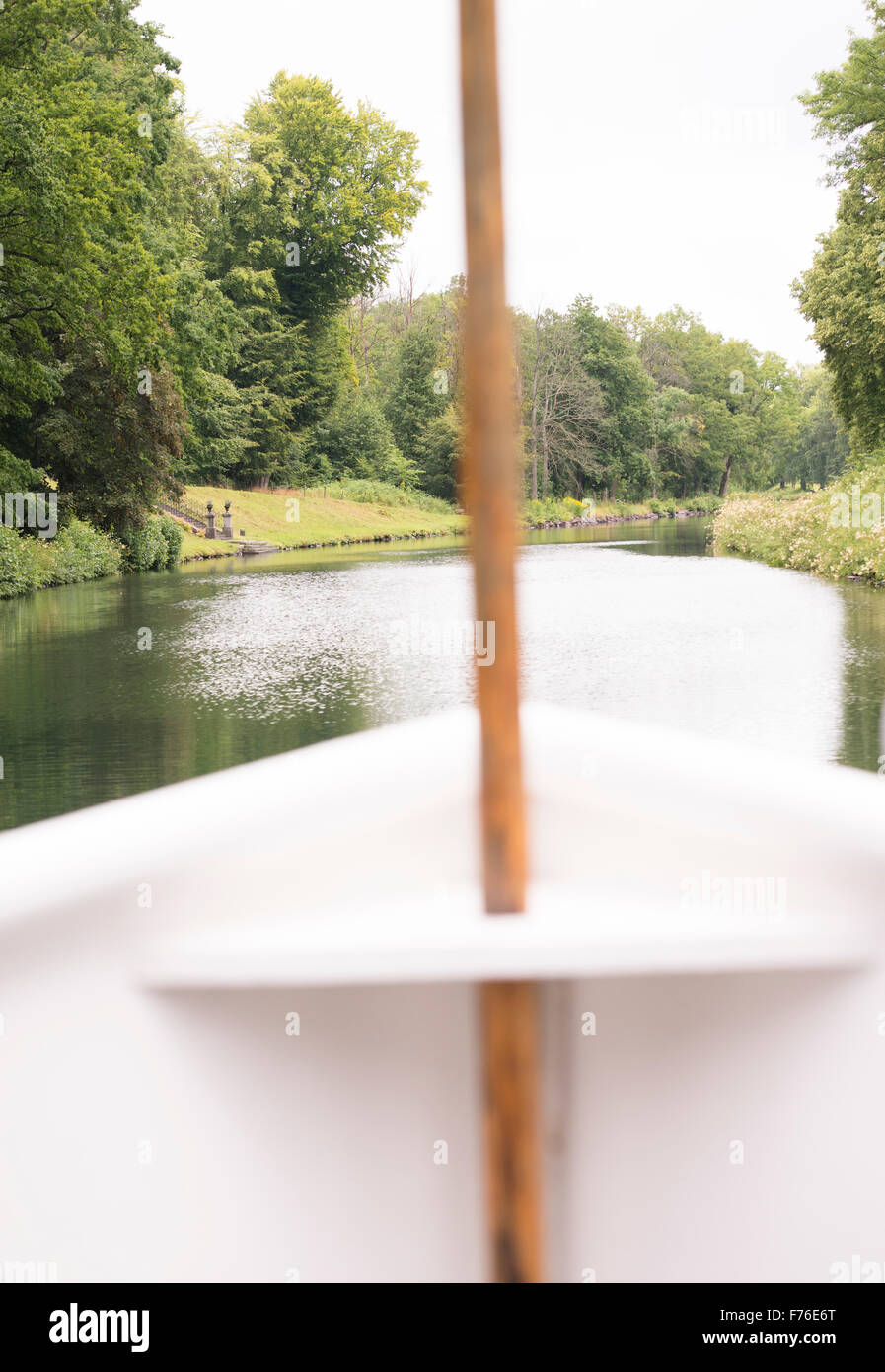 Voyage en bateau dans le paysage rural. Gota Canal en Suède. Banque D'Images
