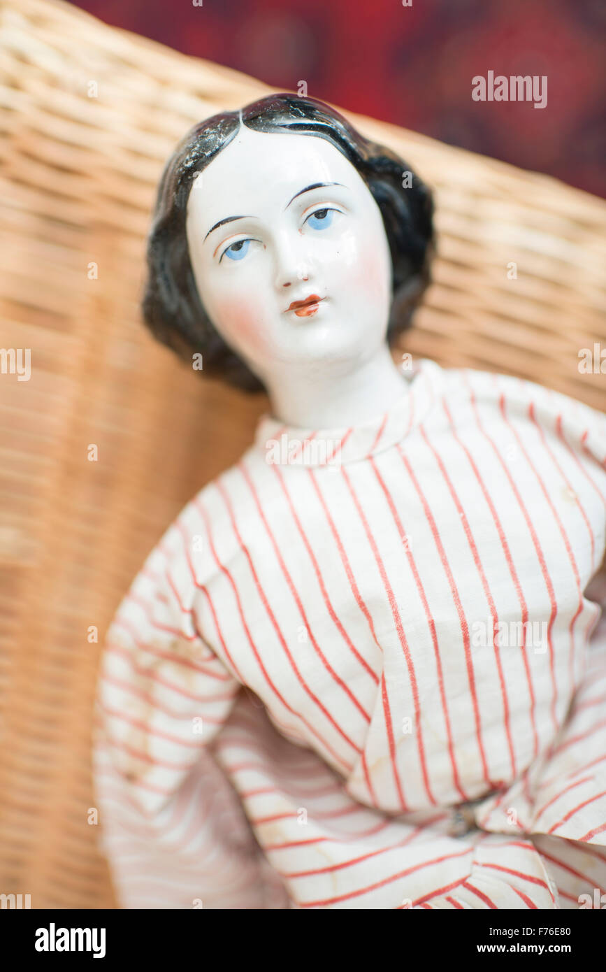 Porcelaine poupée jouet pensif. Old fashioned retro design. Banque D'Images