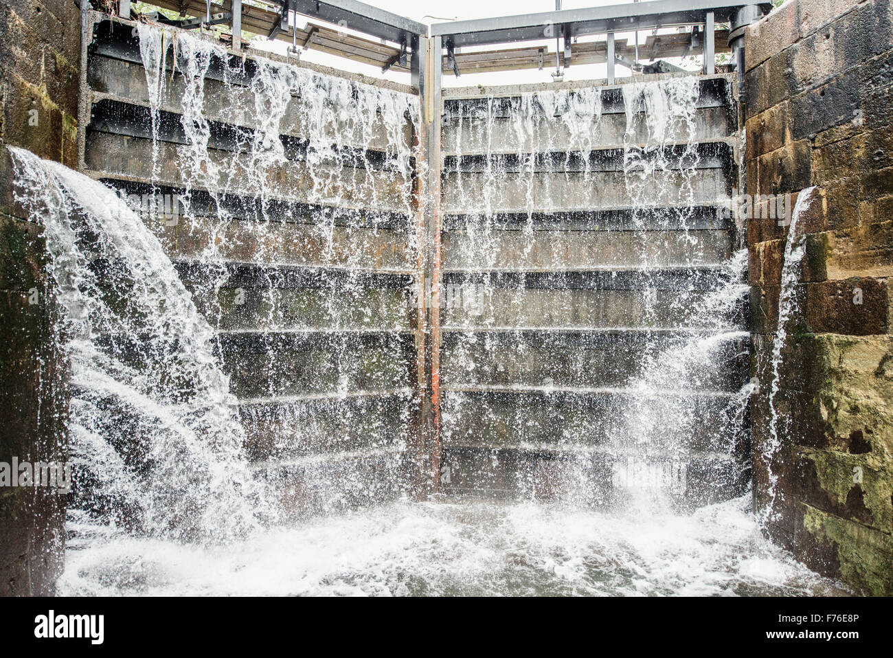 Blocage de la mer à Gota Canal en Suède. L'eau et floodgate portes. Banque D'Images