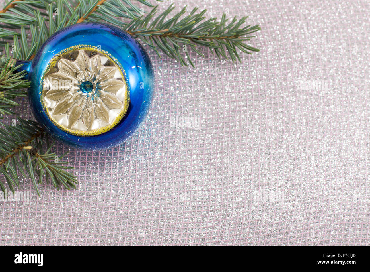Décoration de Noël bleu et sapin sur fond pétillant. Célébration de Noël Banque D'Images