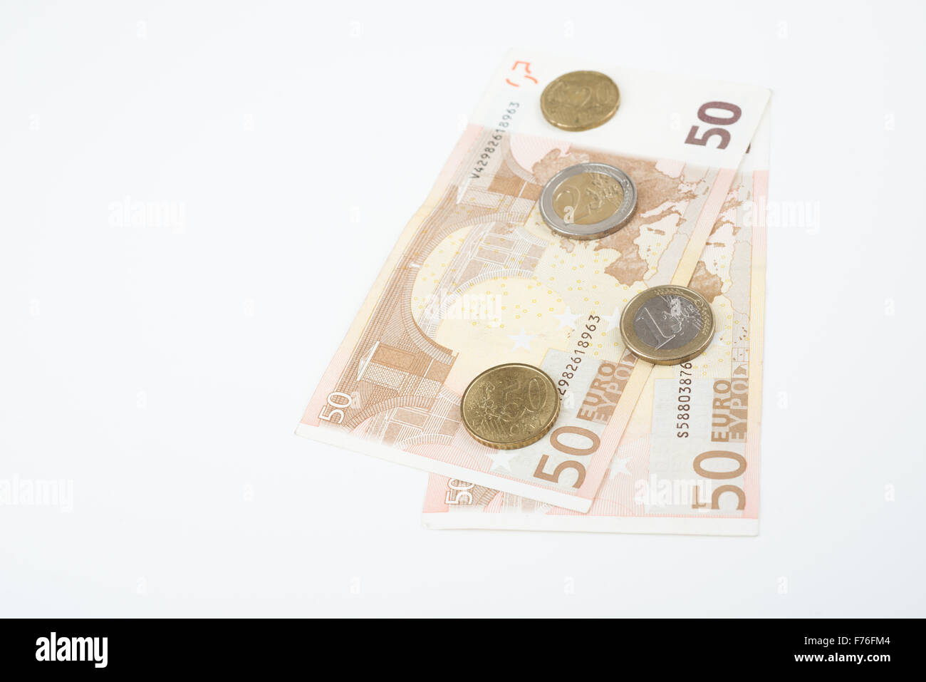 Cinquante billets attisé de retour avec diverses pièces en euro Banque D'Images