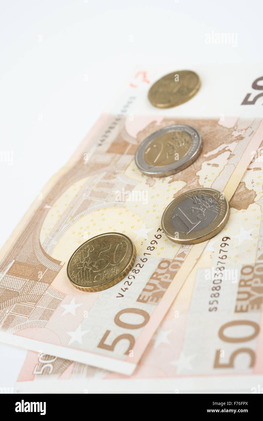 Cinquante billets attisé avec diverses pièces en euro Banque D'Images