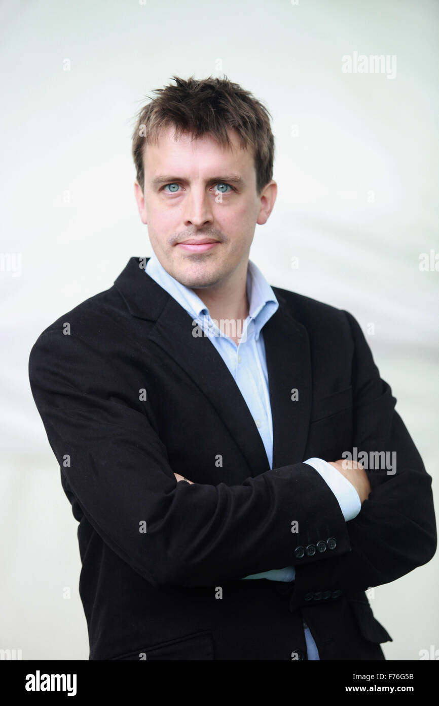 Un portrait d'Oliver Bullough dans Charlotte Square Gardens au cours de l'Edinburgh Book Festival 2011. Banque D'Images