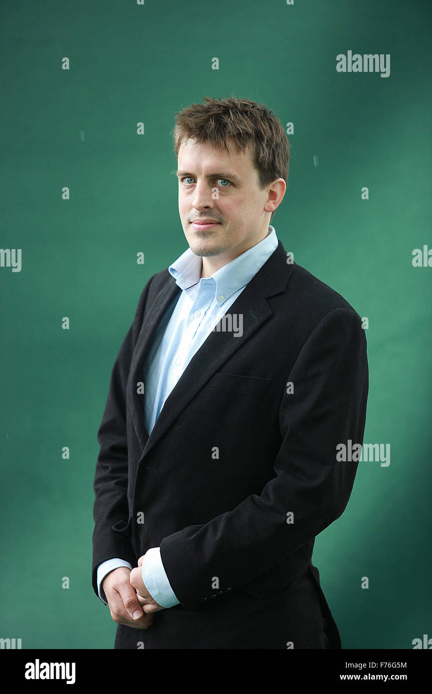 Un portrait d'Oliver Bullough dans Charlotte Square Gardens au cours de l'Edinburgh Book Festival 2011. Banque D'Images