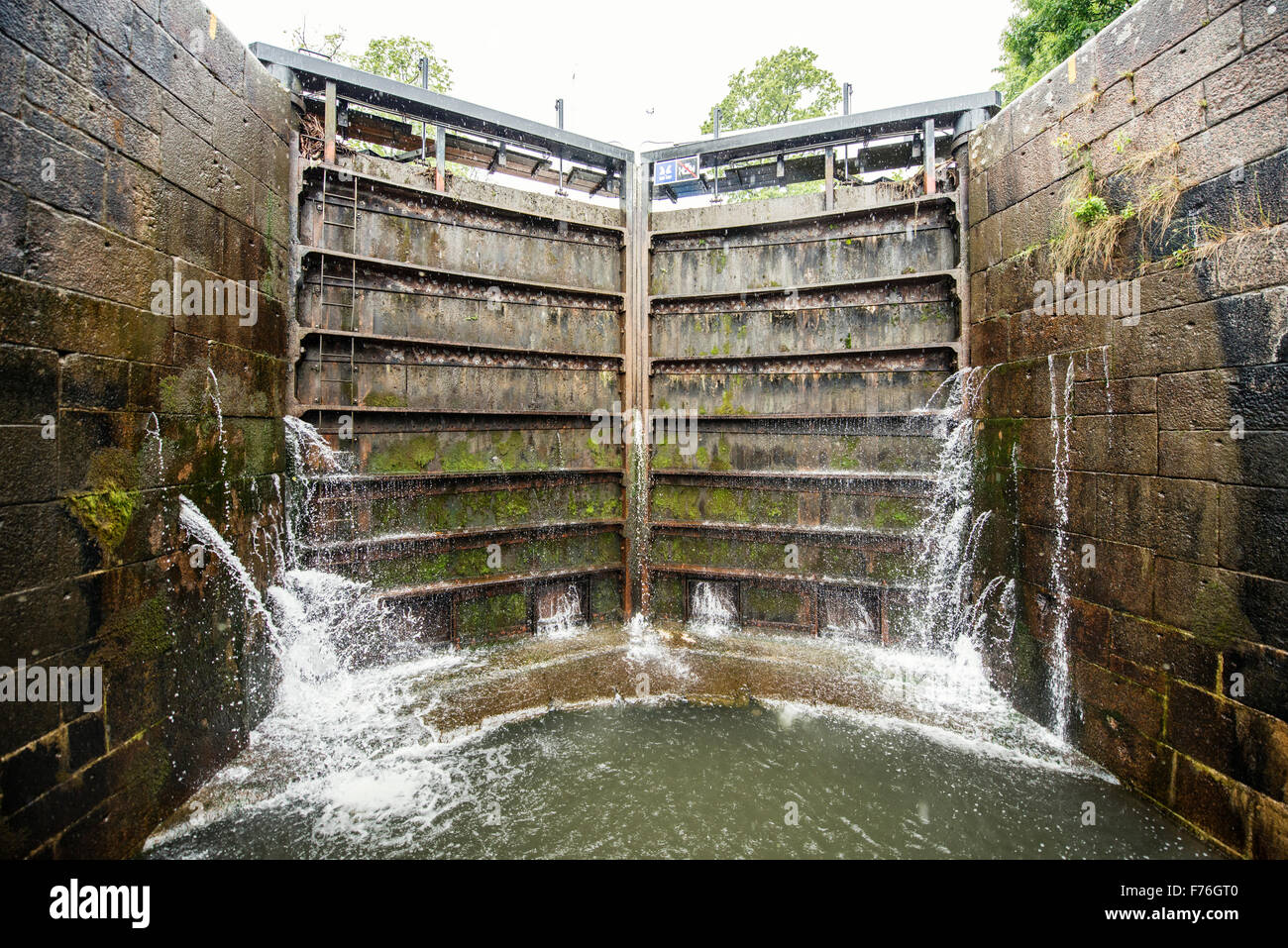 Blocage de la mer à Gota Canal en Suède. L'eau et floodgate portes. Banque D'Images