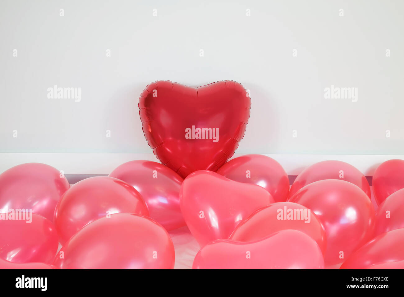 Close up of Red Love Heart ballons en forme sur un lit King Size Banque D'Images