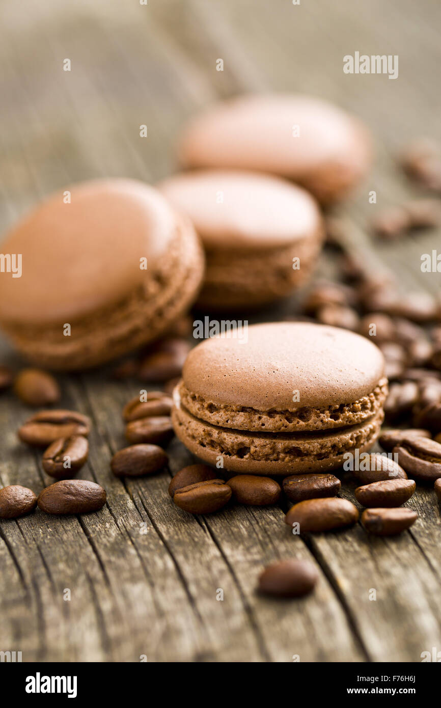 Macarons avec saveur de café et les grains de café Banque D'Images