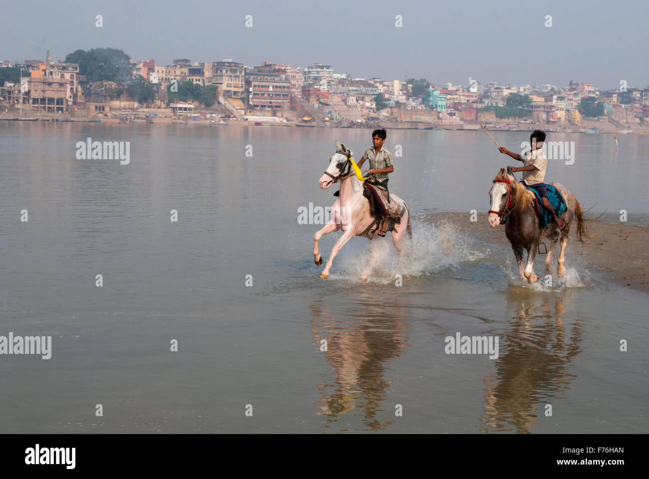 Courses de chevaux garçons gange, Varanasi, Uttar Pradesh, Inde, Asie Banque D'Images