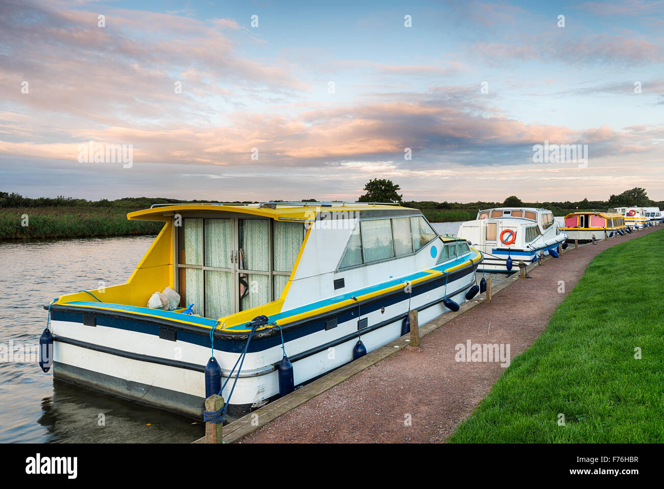 Bateaux amarrés sur la rivière Bure sur les Norfolk Broads Banque D'Images