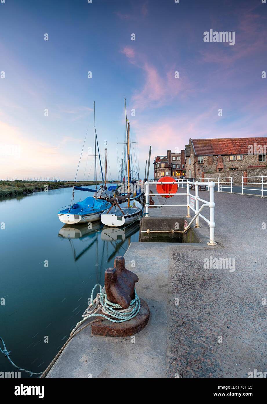 Coucher de soleil sur le quai de Blakeney sur la côte de Norfolk Banque D'Images