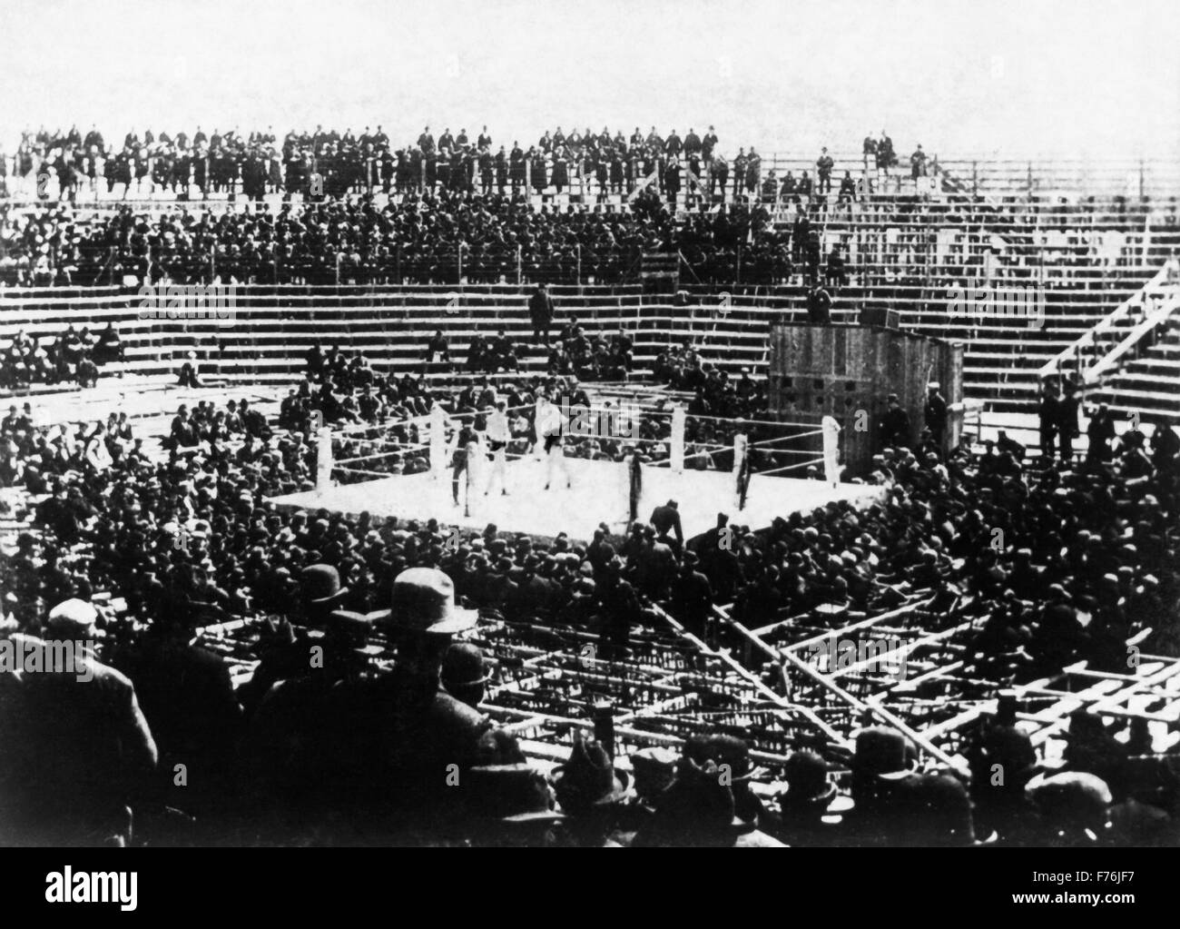 Vintage photo de la fameuse lutte pour le World Heavyweight Championship entre boxeurs James J Corbett (1866 - 1933) et Bob Fitzsimmons (1863 - 1917). La rencontre, présentée comme la "lutte du siècle', a eu lieu le 17 mars 1897 devant environ 5 000 spectateurs de Carson City, Nevada. Fitzsimmons, le challenger, a gagné par KO au 14ème round après avoir frappé champion Corbett, surnommé "Gentleman Jim", avec son fameux plexus 'solar punch'. Banque D'Images