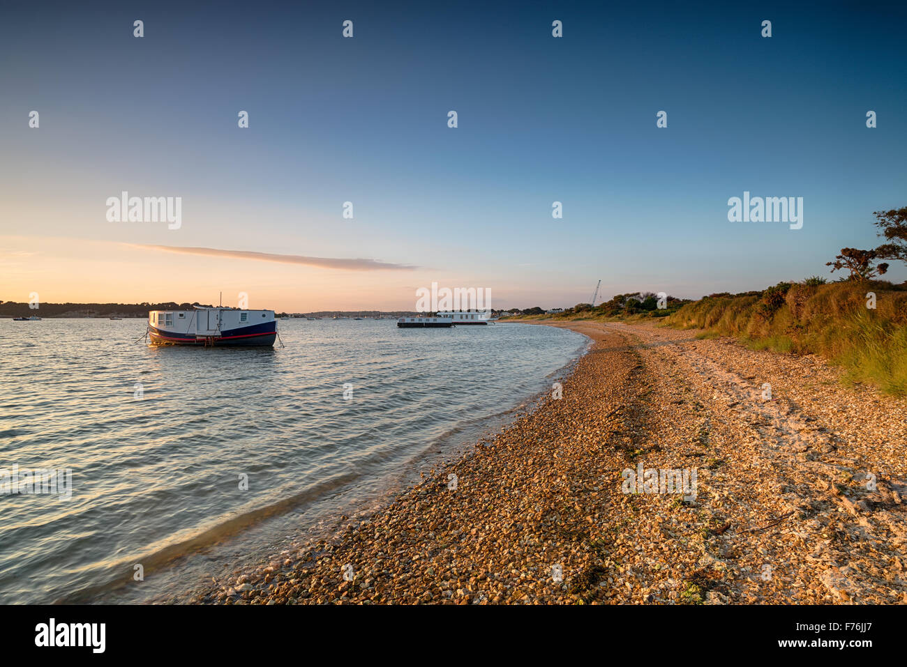 Les bateaux amarrés à Bramble Bush Bay sur la péninsule de Studland près de Poole, dans le Dorset Banque D'Images