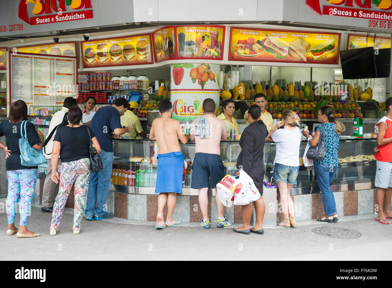 RIO DE JANEIRO, Brésil - 25 octobre 2015 : Les clients se réunissent au stand jus typiquement brésilien dans le quartier d'Ipanema. Banque D'Images