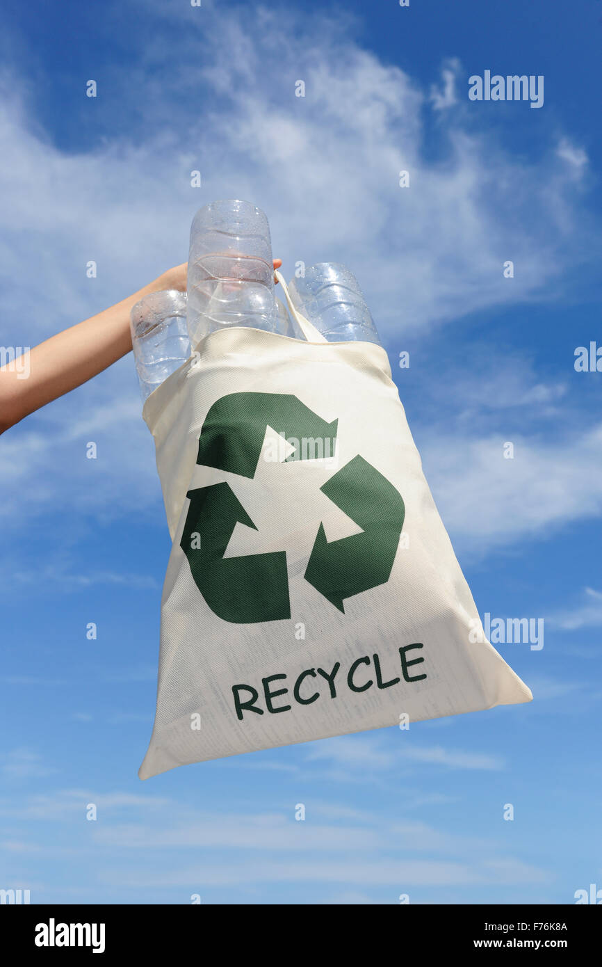 Recyclage : hand holding sac avec des bouteilles en plastique Banque D'Images