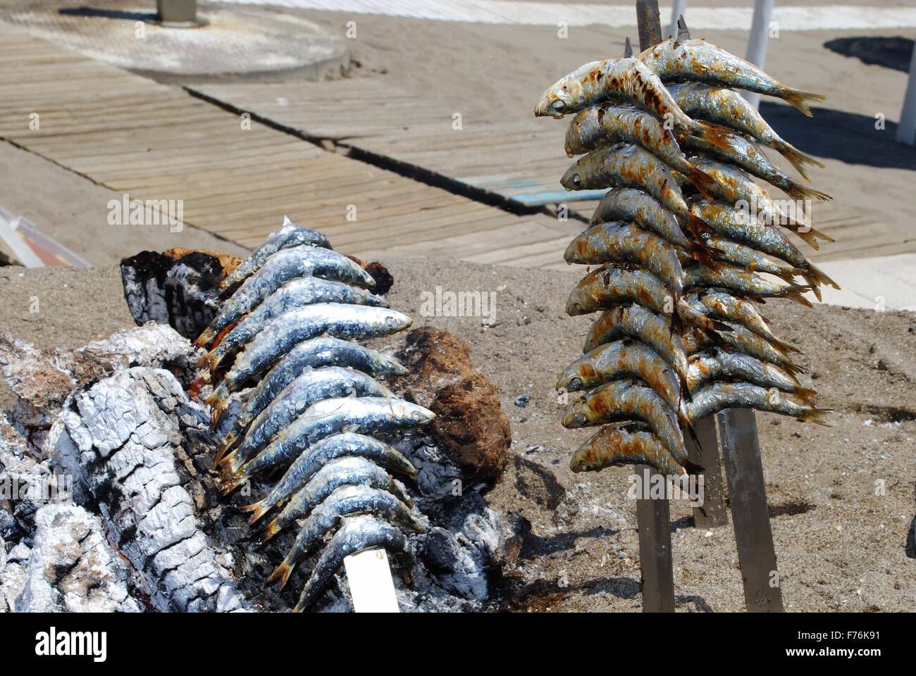 Sardines cuites sur brochette BBQ boat on beach, Fuengirola, province de Malaga, Andalousie, Espagne, Europe de l'Ouest. Banque D'Images
